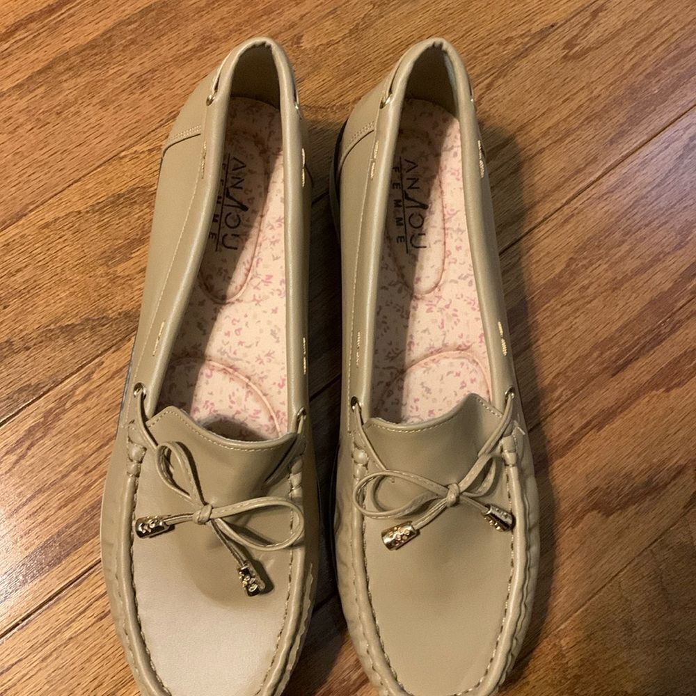 Anjou femme Size 41.5 slip on tan loafers NWOT